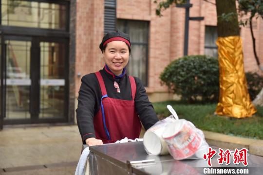图为:春节期间值班的后勤人员 方临明 摄