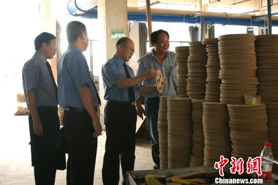 检察机关工作人员走访企业。浙检供图