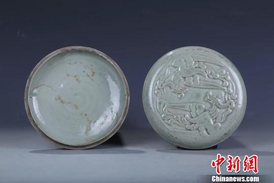 图为:北宋双凤纹青瓷粉盒 黄岩区委宣传部提供