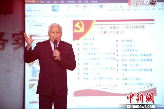 包学冠是一位普普通通的退休教师,也是当地家喻户晓的孝文化传承人。文成宣传部供图