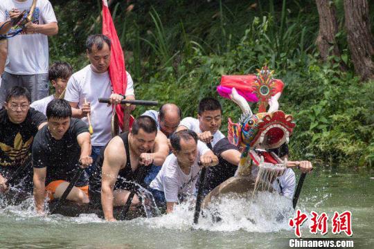 130余条龙舟竞渡闹端午。 张闻涛 摄