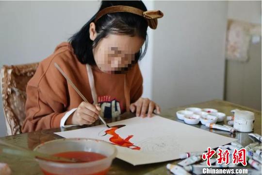 图为:苏轩奕正在画画。受访者供图