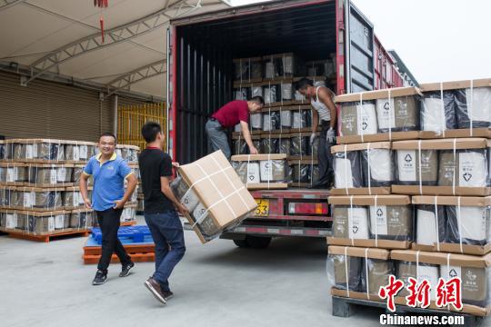图为:台州黄岩塑料制品企业赶制分类垃圾桶 王敏智 摄
