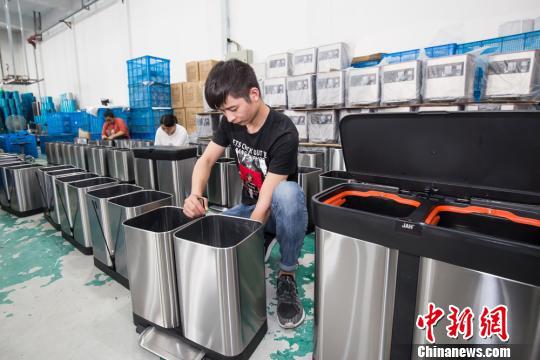 图为:台州黄岩塑料制品企业赶制分类垃圾桶 王敏智 摄