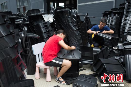 图为:台州黄岩塑料制品企业赶制分类垃圾桶 王敏智 摄