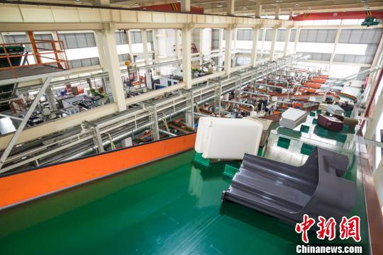 图为:台州黄岩塑料制品企业赶制分类垃圾桶 王敏智 摄