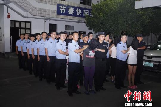 嫌疑人被押回德清。德清公安提供