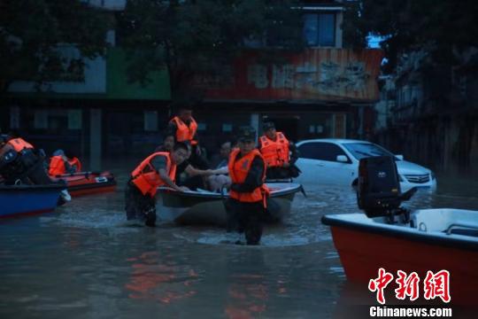 武警官兵转移受困群众 余宁磊 摄