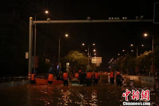 武警官兵转移受困群众 余宁磊 摄