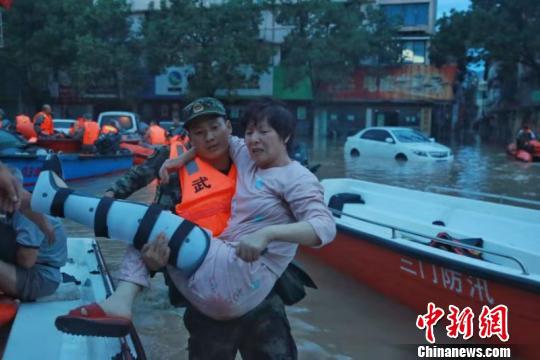 武警官兵转移受困群众 余宁磊 摄