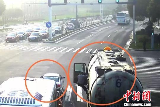 图为十字路口的油罐车和“无人驾驶”的小轿车。 平湖公安供图 摄