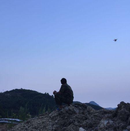 姚传军和他妻子将跳跳鱼穿到竹竿上准备烤制 叶露茜摄