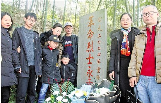 清明节前,上虞梁巷村村民祭扫烈士墓。 陈晓潮 摄