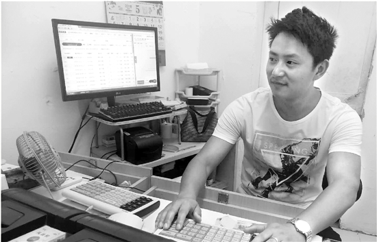 黄鑫在给客户打票。陈学东 摄
