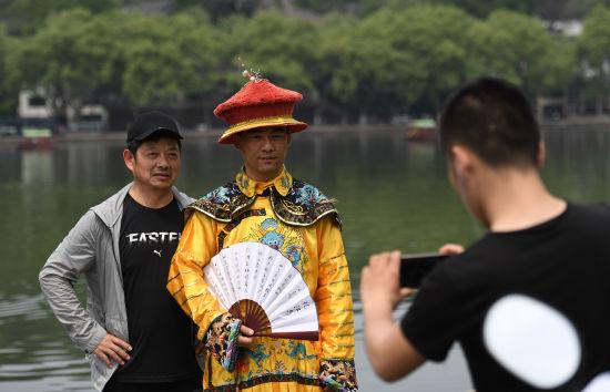 图为:游人在西湖边穿着古装留影。 王刚 摄