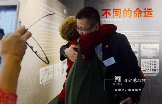 奥扎克女士与衢州民间学者郑伟勇紧紧相拥,她感谢郑伟勇使她更加了解了自己的父亲