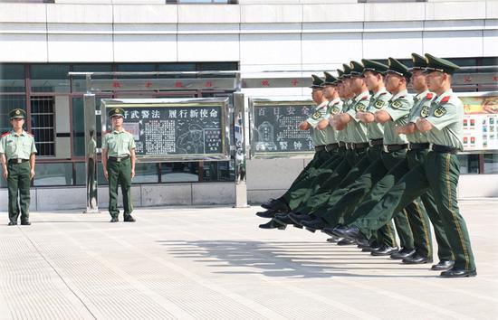 武警官兵顶着烈日进行队列会操。 温州武警供图