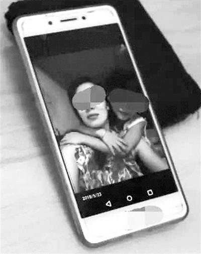 “吴浩梅”发的她和女儿合影