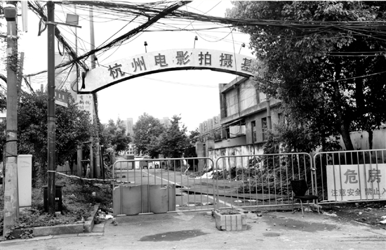 围栏内如今是一片萧条的拆迁景象。