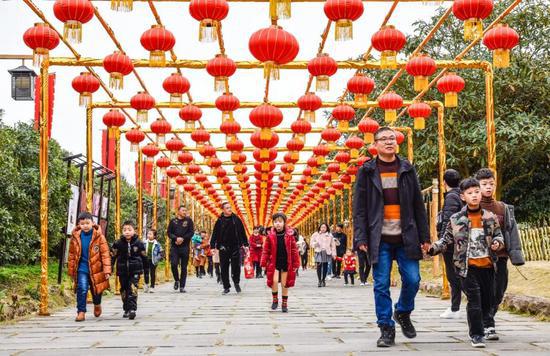 图为:红灯笼呈现浓浓年味儿。玉环市委宣传部提供