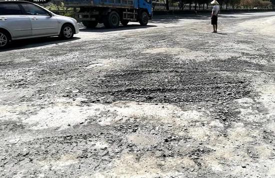 大面积的破损路段。 记者 包敦远 摄
