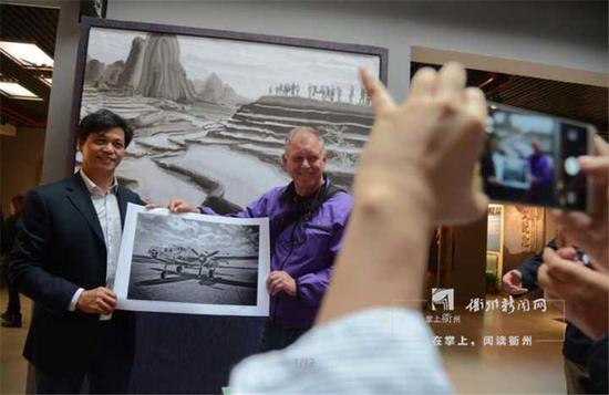 因杜立特突袭行动,衢州与美国雷德温市结为友好城市。这是来访的雷德温市摄影家向纪念馆捐赠他拍摄杜立特突袭同型轰炸机照片。
