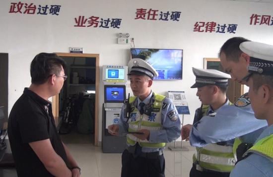 靳某接受交警询问。高速交警供图