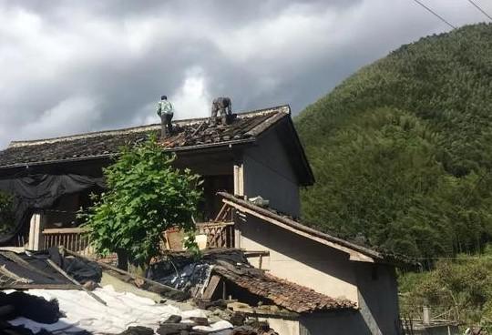 在房顶拆瓦片