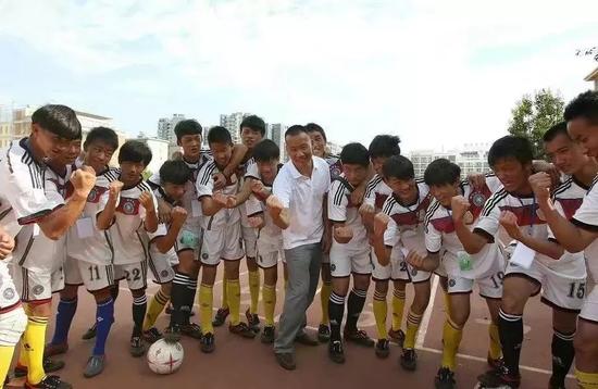 (孩子们和张华老师在一起)