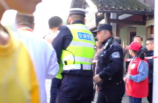 交通管理人员死死抱住该选手。