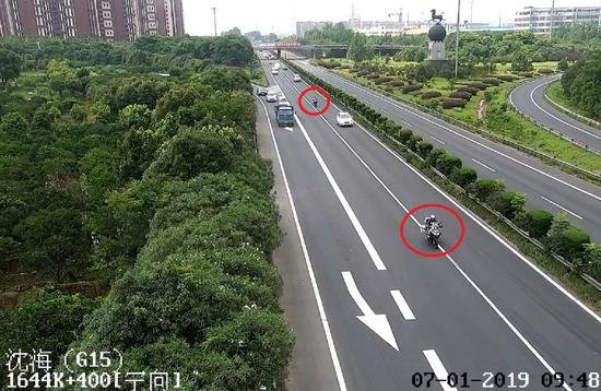 图为:摩托发烧友组团闯高速 台州高速交警供图