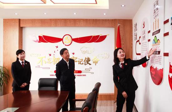 参观青少年法治教育基地