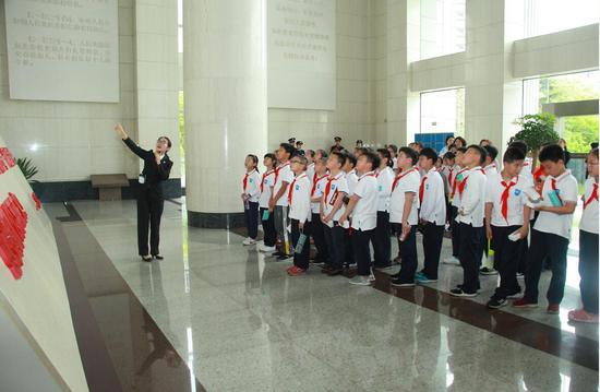学生参观法院。上法 供图