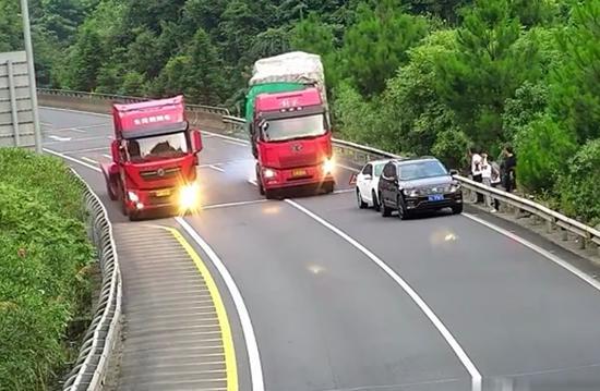 图为:事故现场 王信 摄