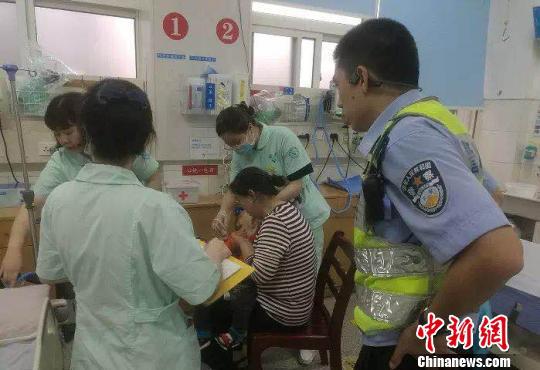 急诊室里,幼童转危为安 吴必平 摄