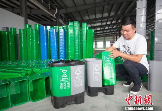 图为:台州黄岩塑料制品企业赶制分类垃圾桶 王敏智 摄