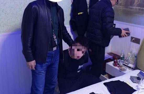 驱车万里异地捕嫌犯