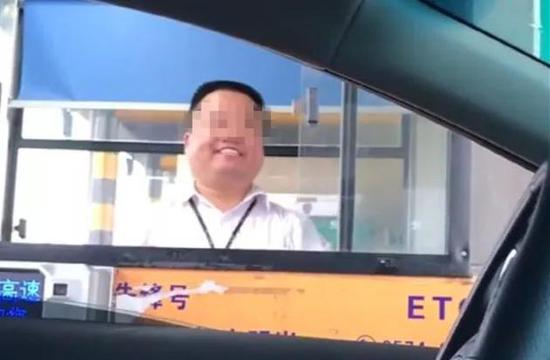 网友拍的宁波收费员,称之为“职业假笑”。