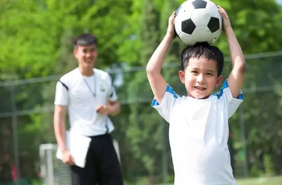足球会让孩子变聪明吗,足球会让孩子变聪明吗英语