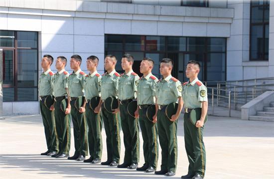 武警官兵顶着烈日进行队列会操。 温州武警供图