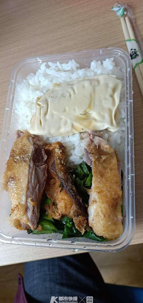李伟漂了半个多月后吃到的第一份盒饭