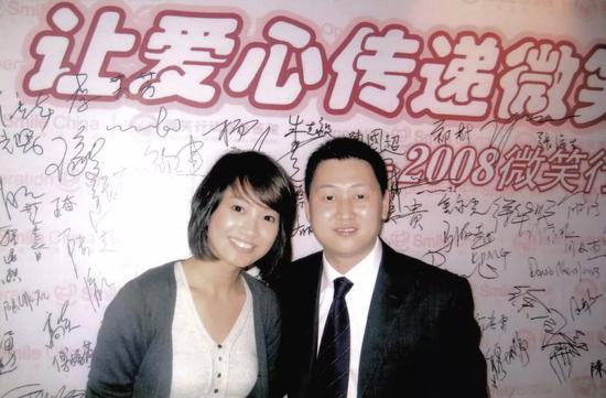 (吴伟与朱丹在2008年杭州微笑慈善晚宴上)