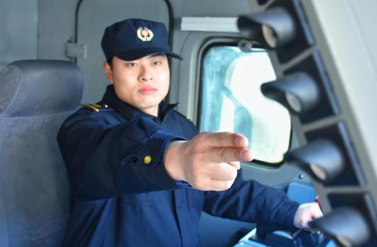 (中国铁路上海局集团有限公司杭州机务段机车司机手笔确认机车信号降级显示,确保行车绝对安全)
