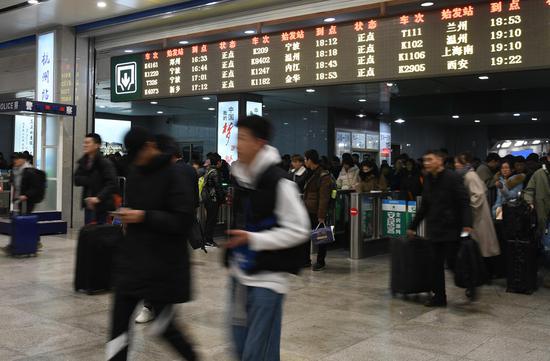 图为:众多旅客快速出站。 王刚 摄