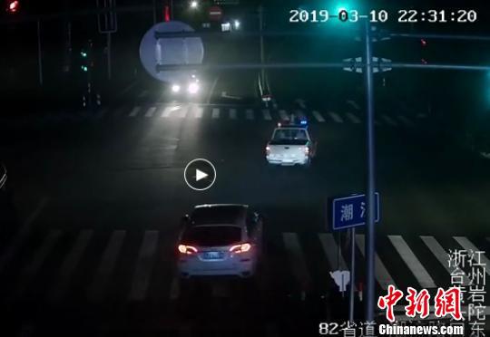 图为:警车引导搭载着孕妇的车辆 黄岩公安供图