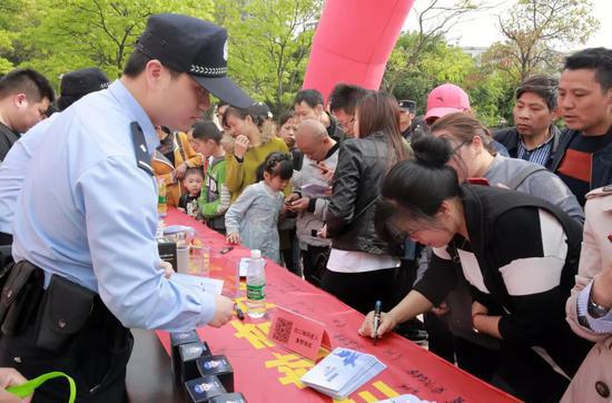 图为:吴欣泽工作时候的场景。玉环公安供图
