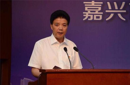 会上,嘉兴轨道公司董事长沈兰冠进行了表态发言。