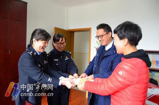 (民警已将善款转交给相关老师)