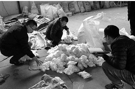 机器旁堆放着废旧塑料