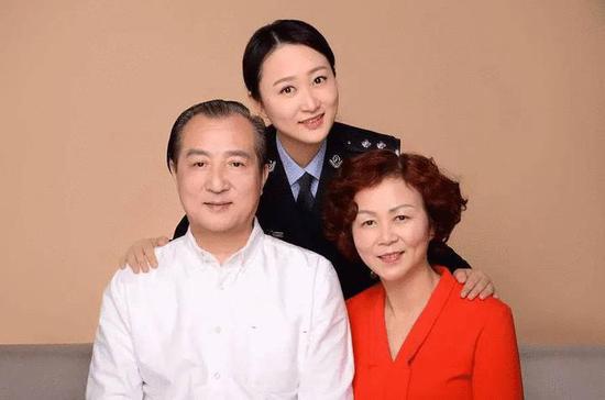 杨悦和家人的合影。湖州公安提供